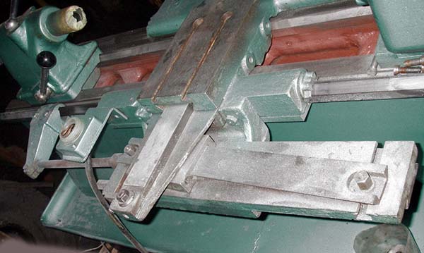 1Е61МТ Загальний вигляд універсального токарно-гвинторізного верстата Загальний вигляд універсального токарно-гвинторізного верстата моделі 1Е61МТ